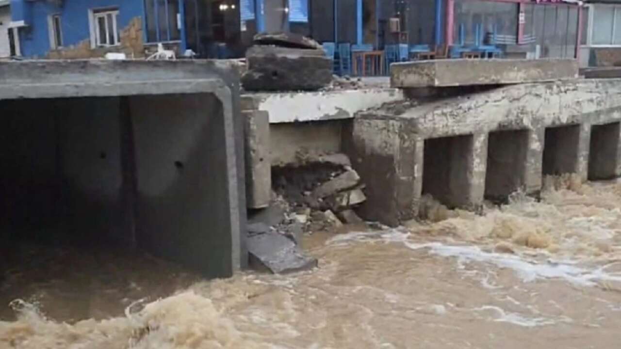 İzmir'de sağanak: Yollar çöktü, ev ve iş yerlerini su bastı