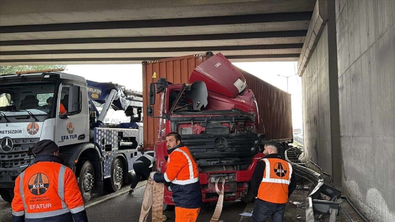 Anadolu Otoyolu'nda kaza yapan tırın altında kalan sürücü hayatını kaybetti