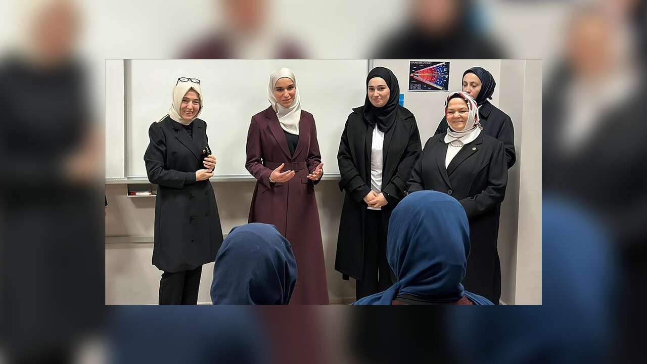Suriye Cumhurbaşkanı Şara'nın eşi Latife El Durubi'den Kadıköy Anadolu İmam Hatip Lisesi'ne ziyaret
