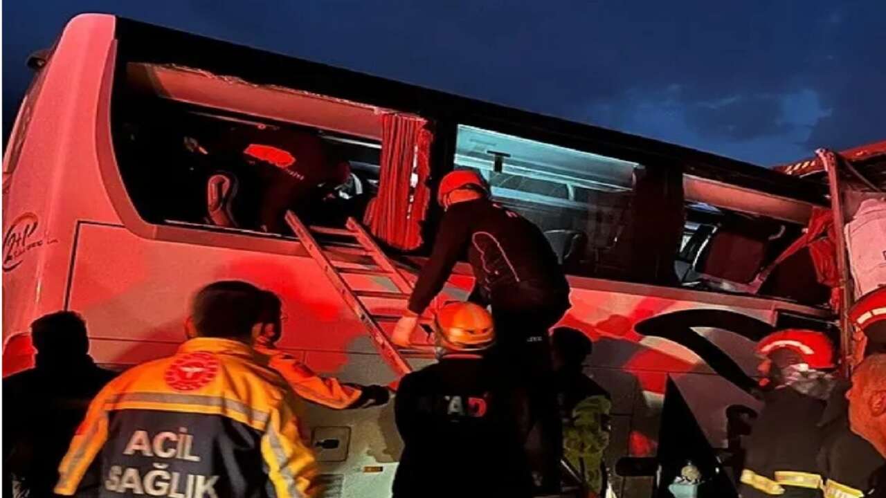 Osmaniye'de yolcu otobüsü tıra çarptı: 7 ölü, 11 yaralı