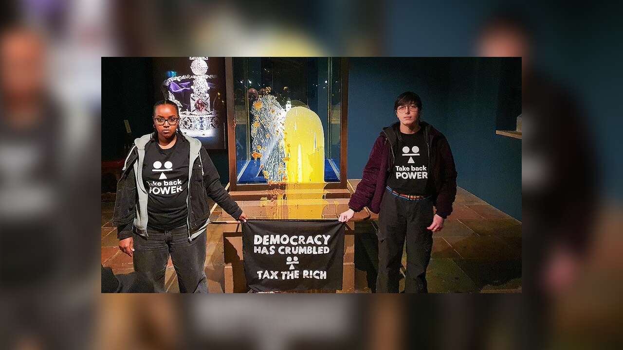 İngiltere'de kraliyet tacının cam muhafazasına muhallebili saldırı