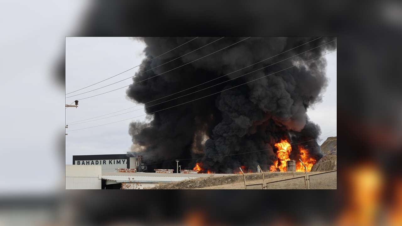 Kırıkkale OSB'de bir fabrikada çıkan yangına müdahale ediliyor