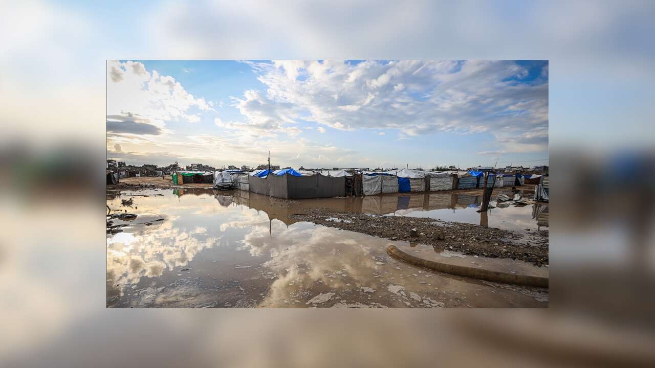 Gazze'de yüzlerce çadır yoğun yağış nedeniyle sular altında kaldı