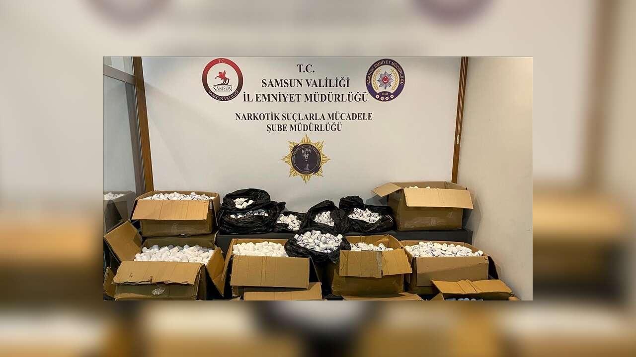 Samsun'da peş peşe giden 3 araçlardan 350 bin uyuşturucu hap ele geçirildi