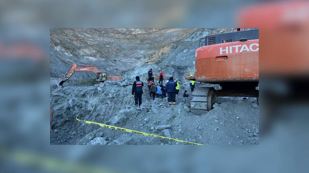 Sivas'ta maden ocağında göçük altında kalan şantiye müdürünün cenazesine ulaşıldı