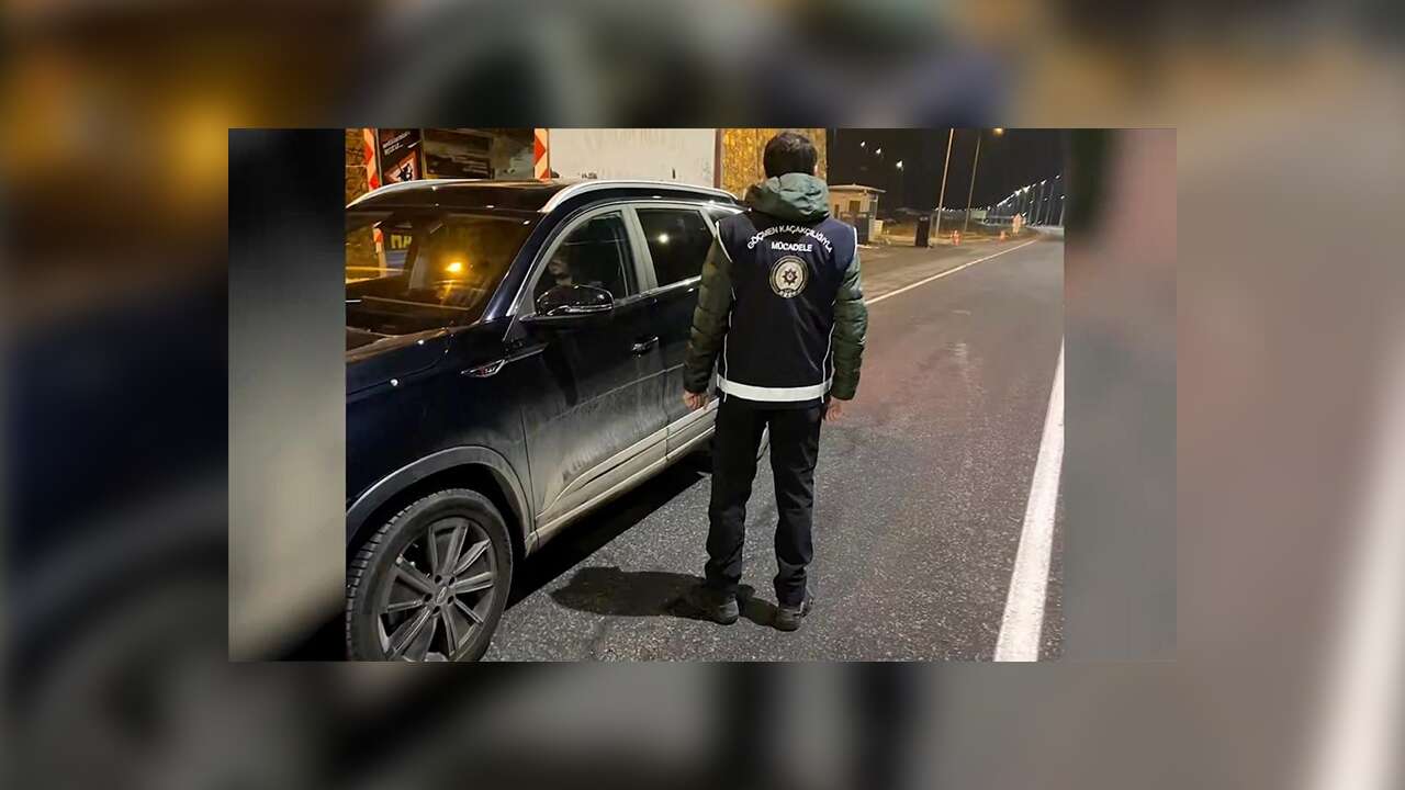 Ülke genelindeki denetimlerde 55 göçmen kaçakçısı ile 972 düzensiz göçmen yakalandı