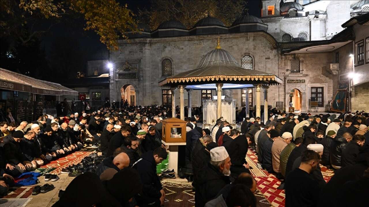Eyüp Sultan Camisi'nde üç ayların başlaması dolayısıyla dua edildi
