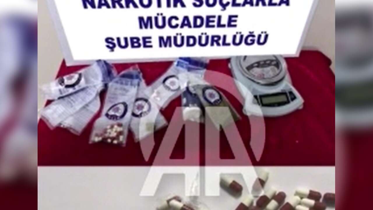 İzmir'de uyuşturucu satıcılarına yönelik operasyonda 18 şüpheli tutuklandı