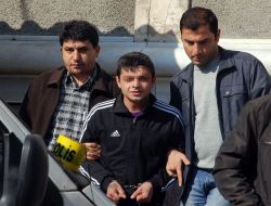 8 Aydır Aranan Kapkaççı Ve Esnafı Dolandıran Bir Zanlı Yakalandı