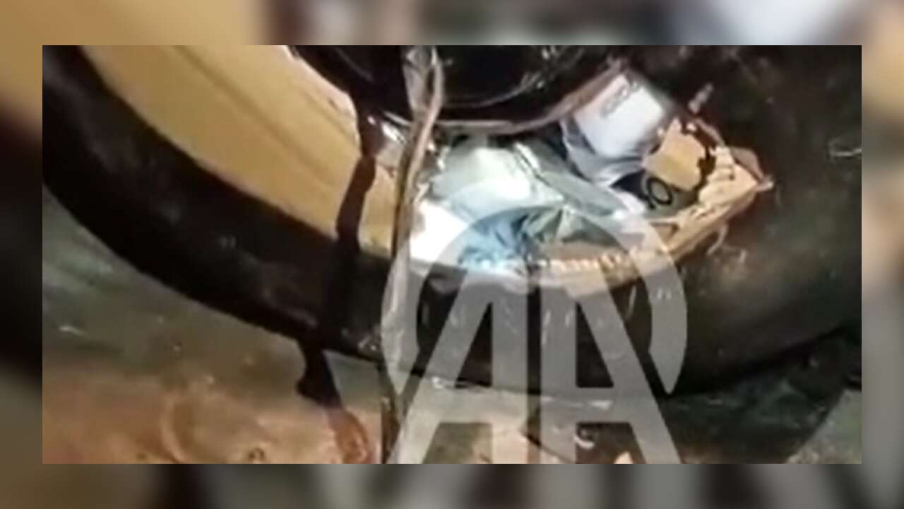 Otomobilin LPG tankı ve tavan döşemesinde kaçak ürünler bulundu