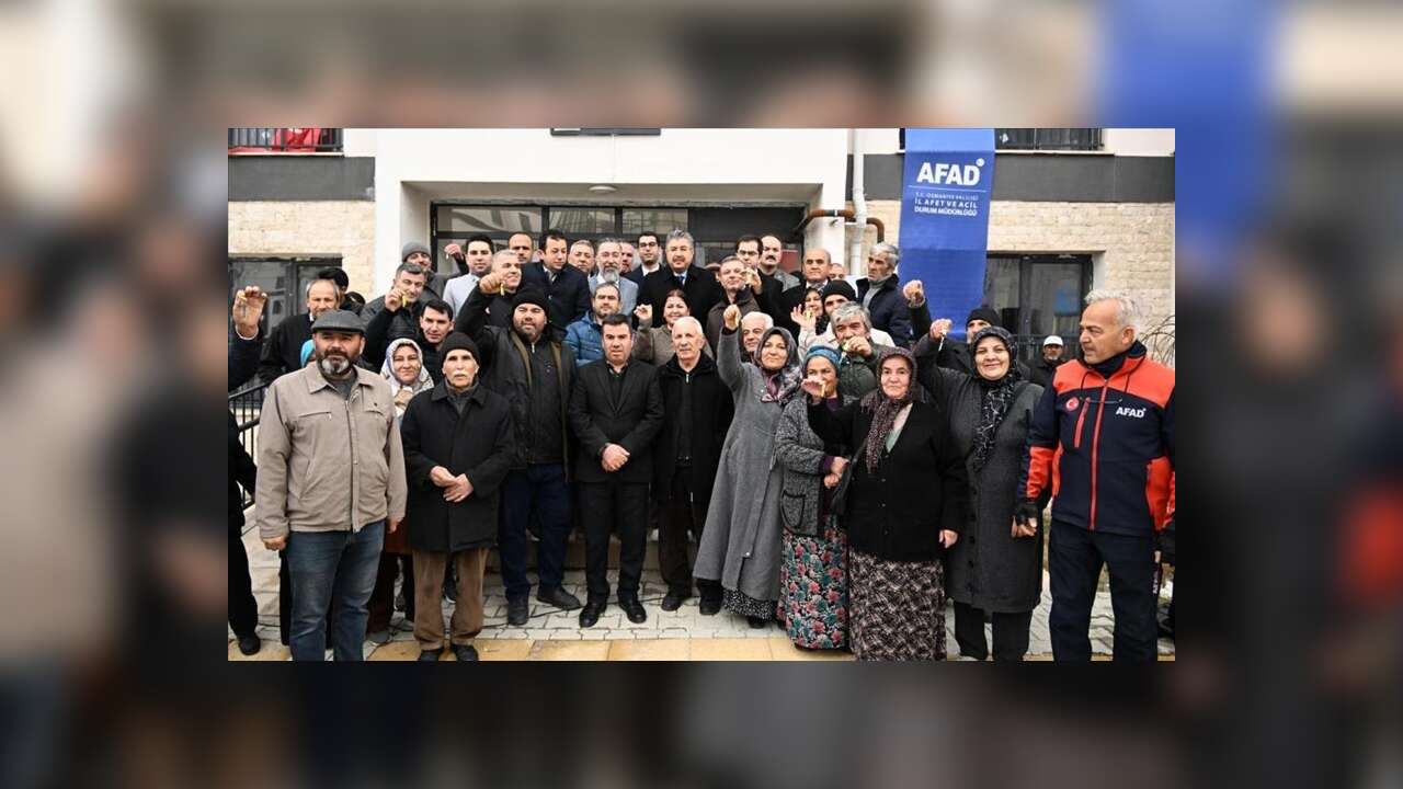 Osmaniye'de 221 deprem konutunun anahtarları hak sahiplerine teslim edildi