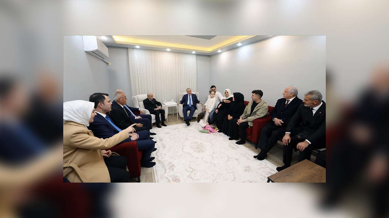 Cumhurbaşkanı Erdoğan, Hatay'da depremzede Karakuş ailesini ziyaret etti