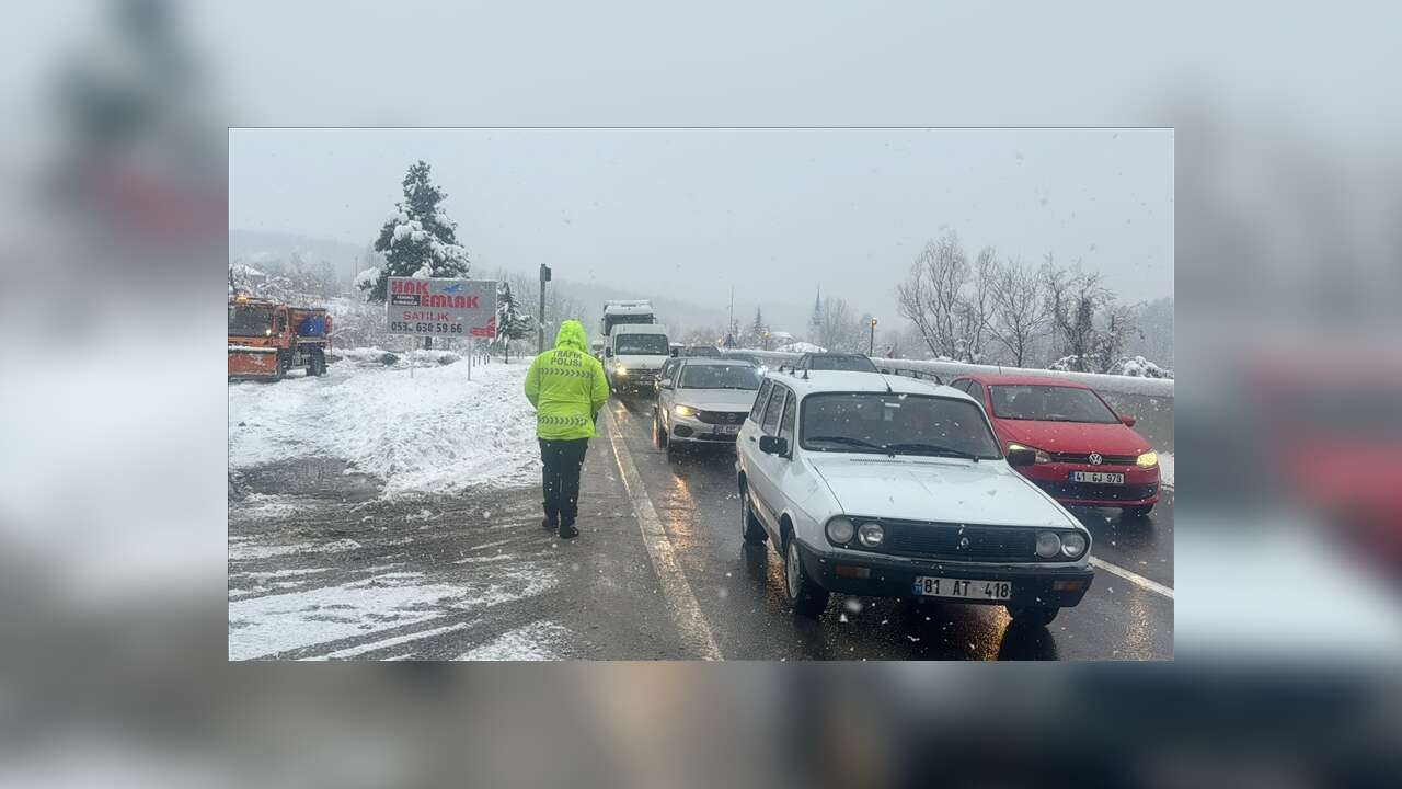 Kar yağışının etkili olduğu Bolu Dağı'nda arızalanan tır ulaşımı aksattı