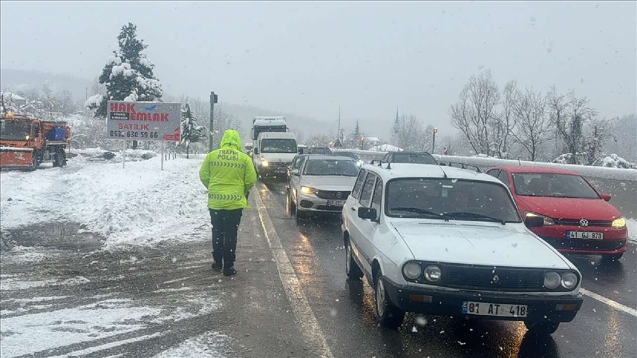 Kar yağışının etkili olduğu Bolu Dağı'nda arızalanan tır ulaşımı aksattı