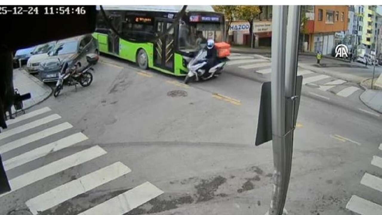 Kocaeli'de motosiklet ile belediye otobüsünün çarpıştığı kaza güvenlik kamerasında