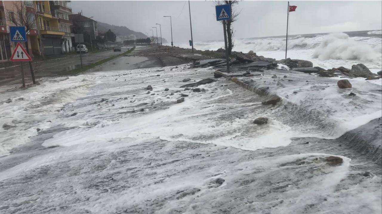 Kastamonu'da dev dalgalar sahil şeridine zarar verdi