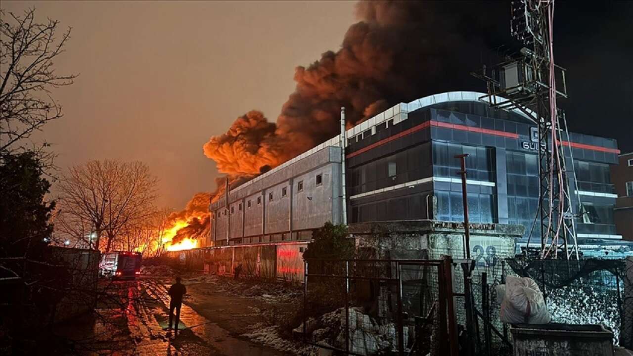 ESENYURT'TA FABRİKA YANGINI