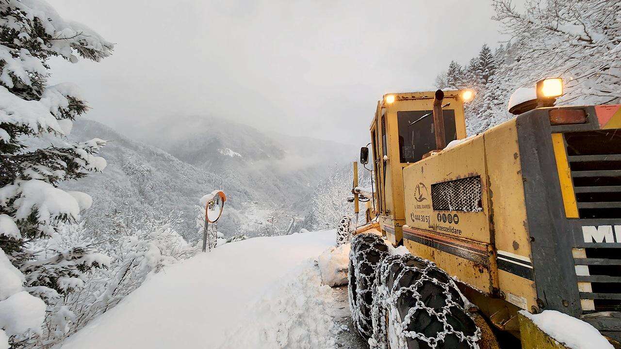 Yoğun kar nedeniyle bazı yollarda ulaşım durdu