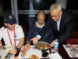 Fenerbahçeli Oyuncular, Final Sevincini Manisa Kebabı Yiyerek Kutladı!
