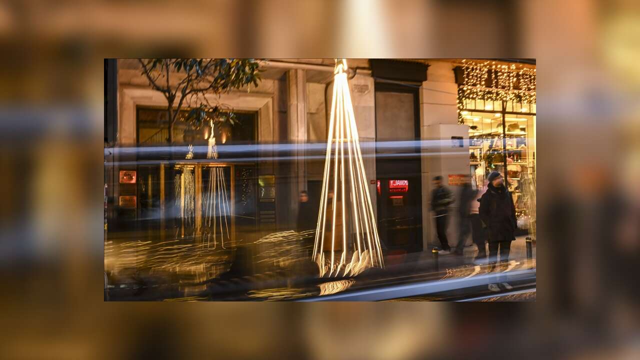 İstanbul'un işlek cadde ve meydanlarında yılbaşı hareketliliği