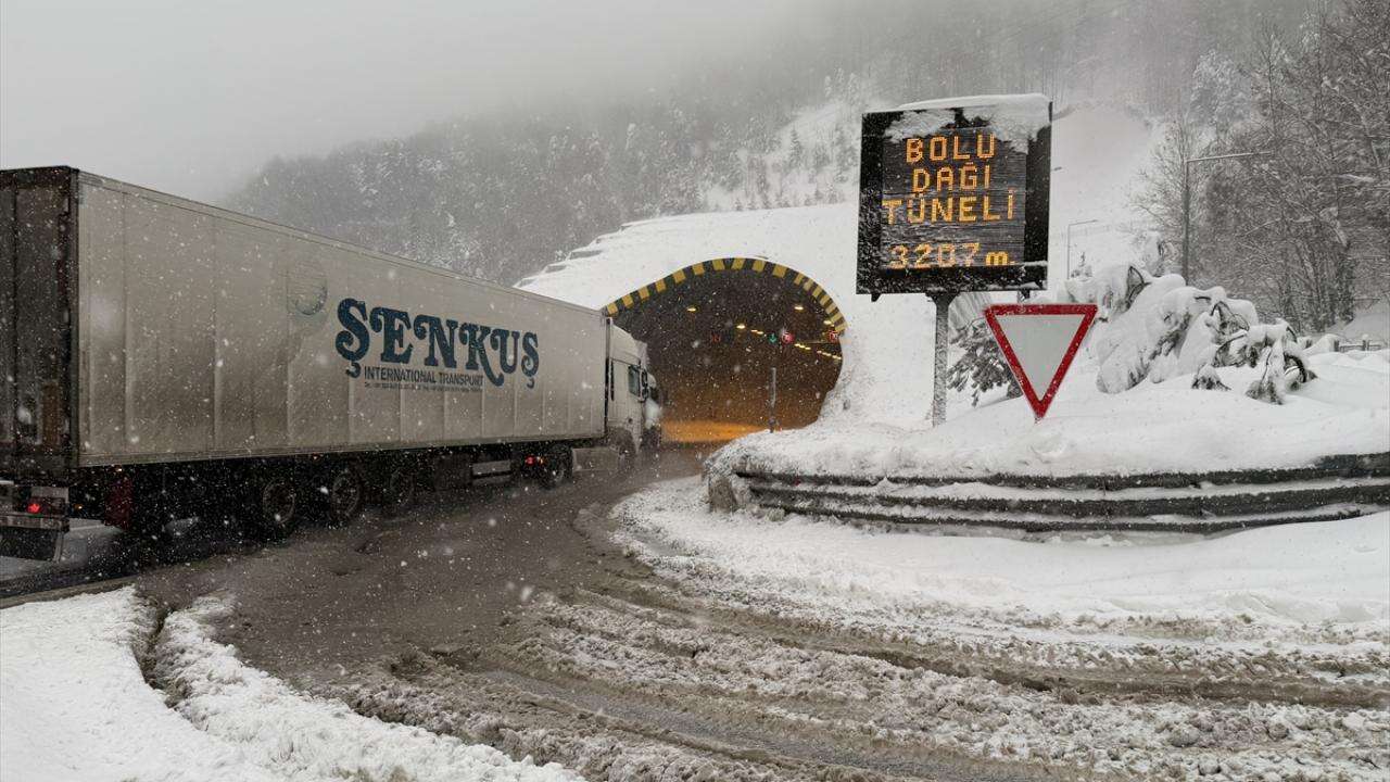 Bolu Dağı'nın Ankara istikameti ağır tonajlı araç geçişine açıldı