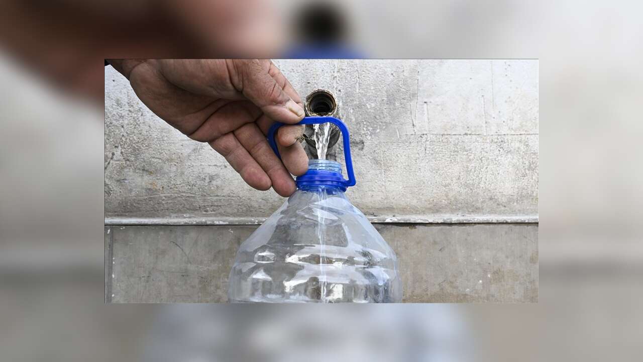 Başkentte su kesintisinden etkilenen vatandaşlar çeşmelerden su temin ediyor