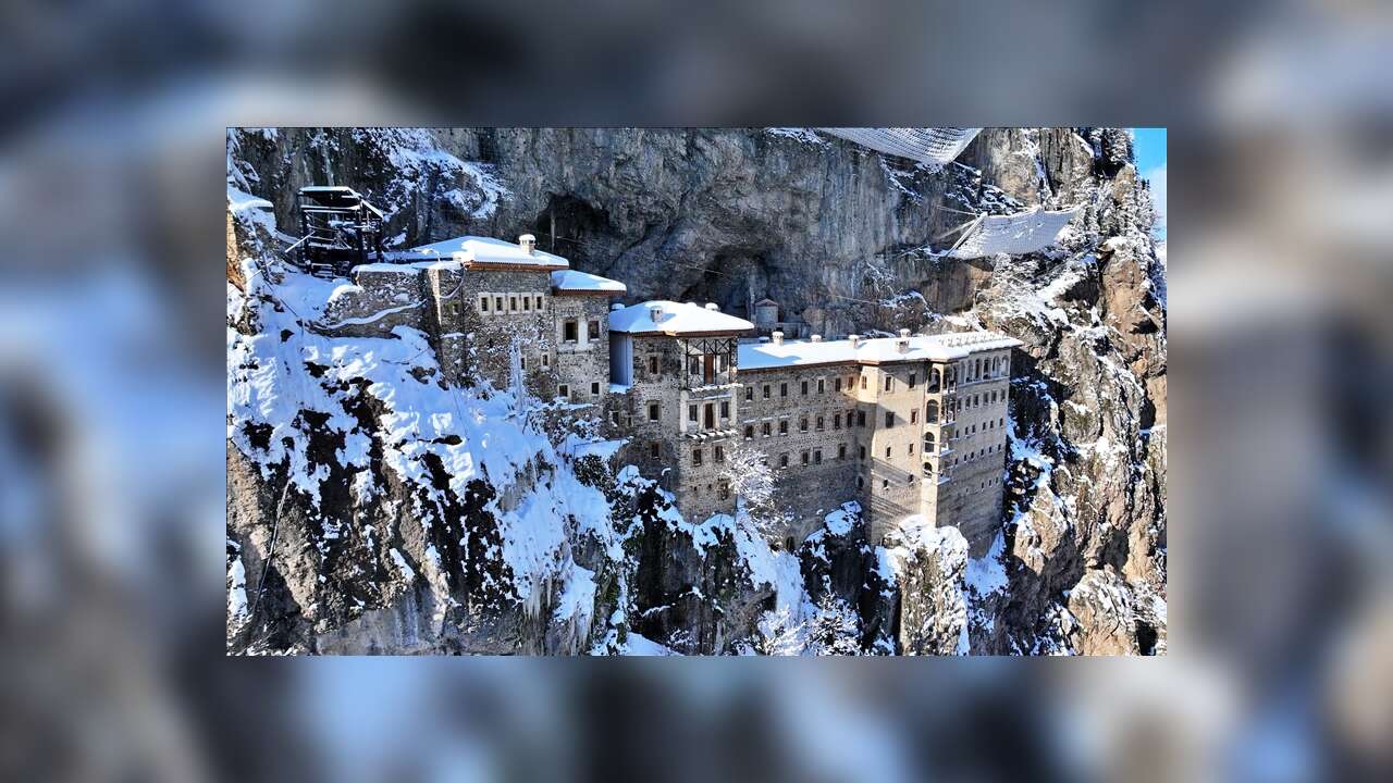 Beyaza bürünen Sümela Manastırı yerli ve yabancı ziyaretçilerini ağırlıyor