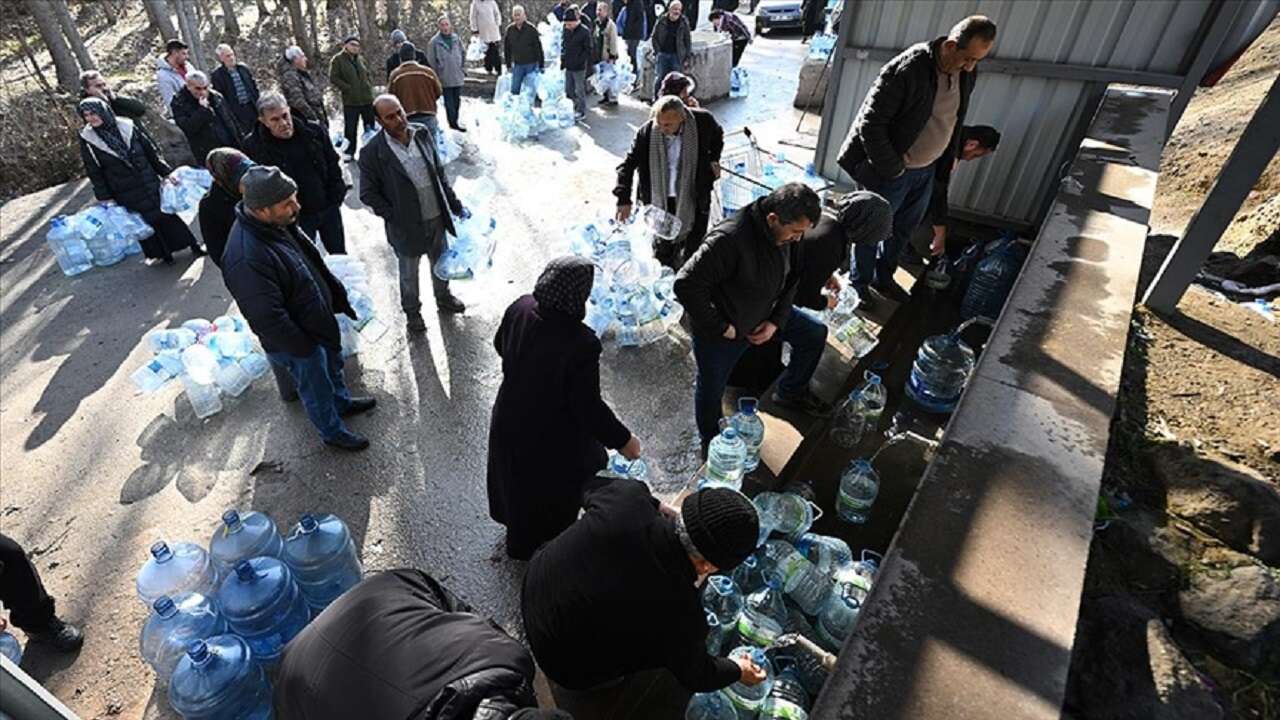 Başkentteki kesintiler nedeniyle vatandaşlar çeşmelerden su dolduruyor