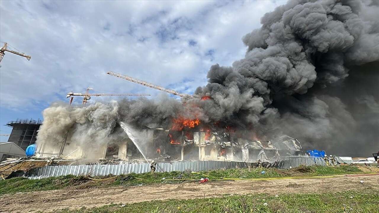 Esenyurt'ta işçi konteynerinde yangın çıktı!