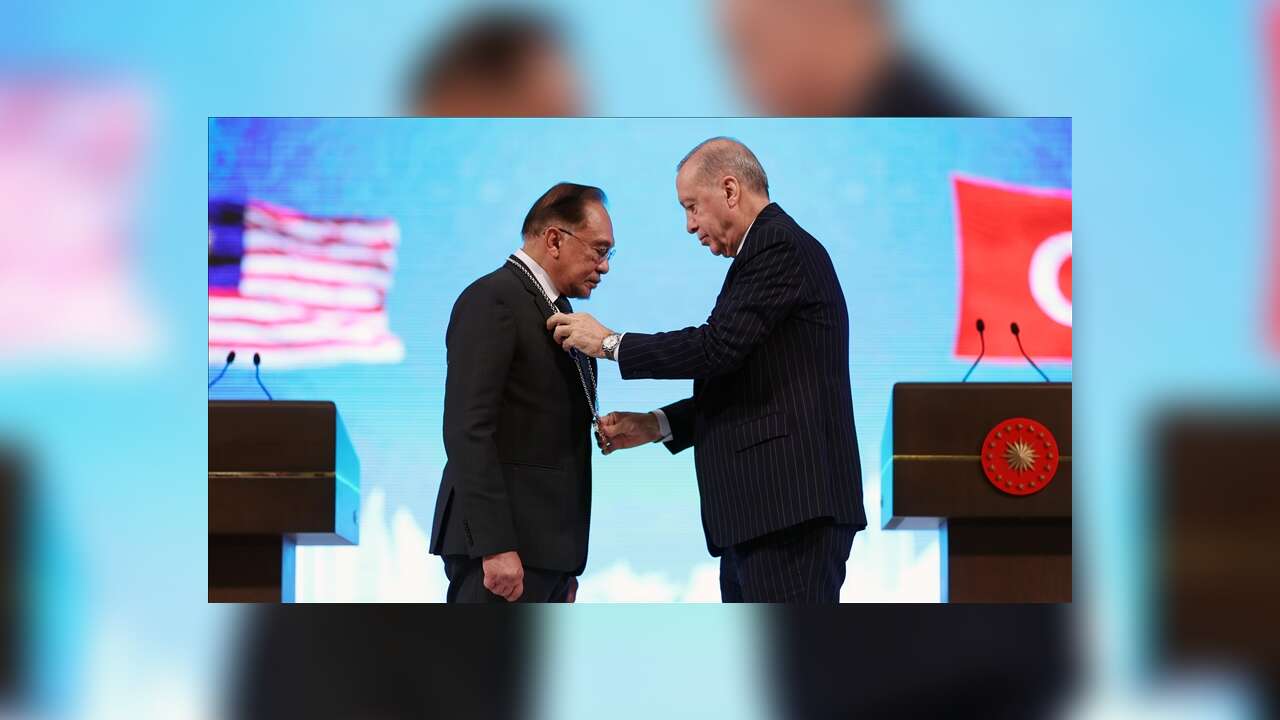 Malezya Başbakanı Enver'e Cumhuriyet Nişanı tevcih edildi