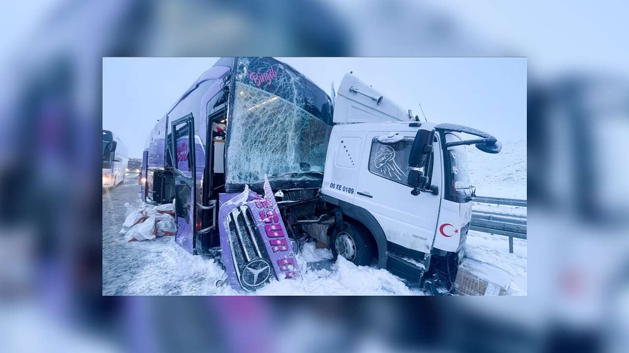 Kars'ta yolcu otobüsünün kargo kamyonuna çarptığı kazada 9 kişi yaralandı
