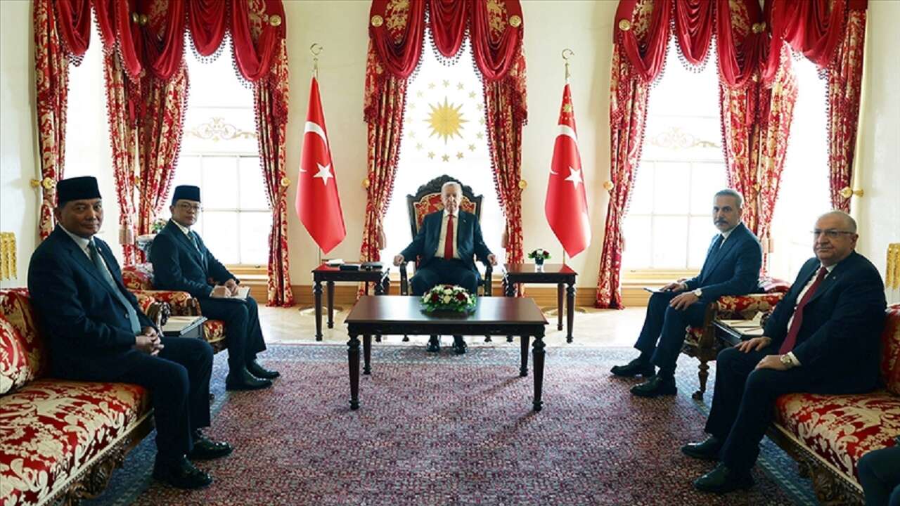 Erdoğan, Endonezyalı bakanlar Sugiono ile Sjamsoeddin'i kabul etti!