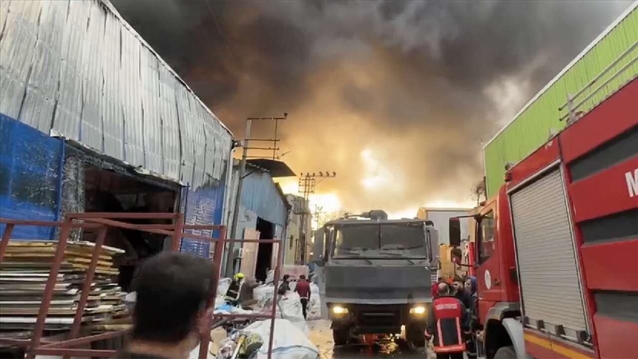 Mersin'de geri dönüşüm tesisinde yangın