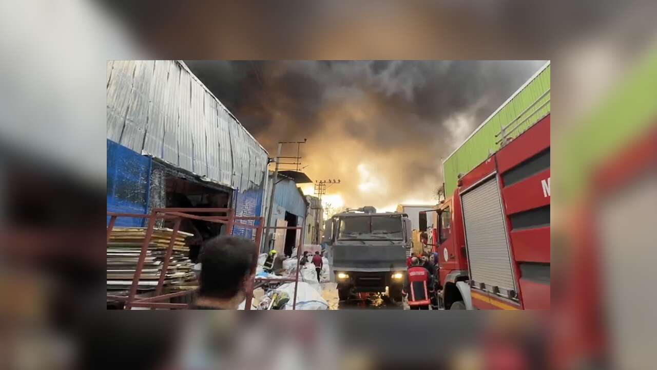 Mersin'de geri dönüşüm fabrikasının deposundaki yangın kontrol altında
