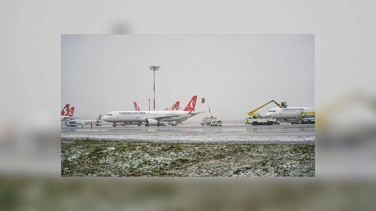 İstanbul Havalimanı'nda pistteki kar miktarı anlık takip ediliyor