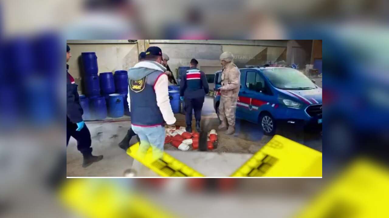 İzmir’de 1 ton 625 kilogram uyuşturucu hap hammaddesi ele geçirildi!