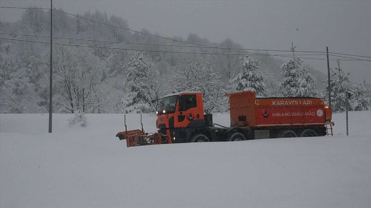 D-100 kara yolunun Bolu Dağı geçişinde kar etkili oluyor