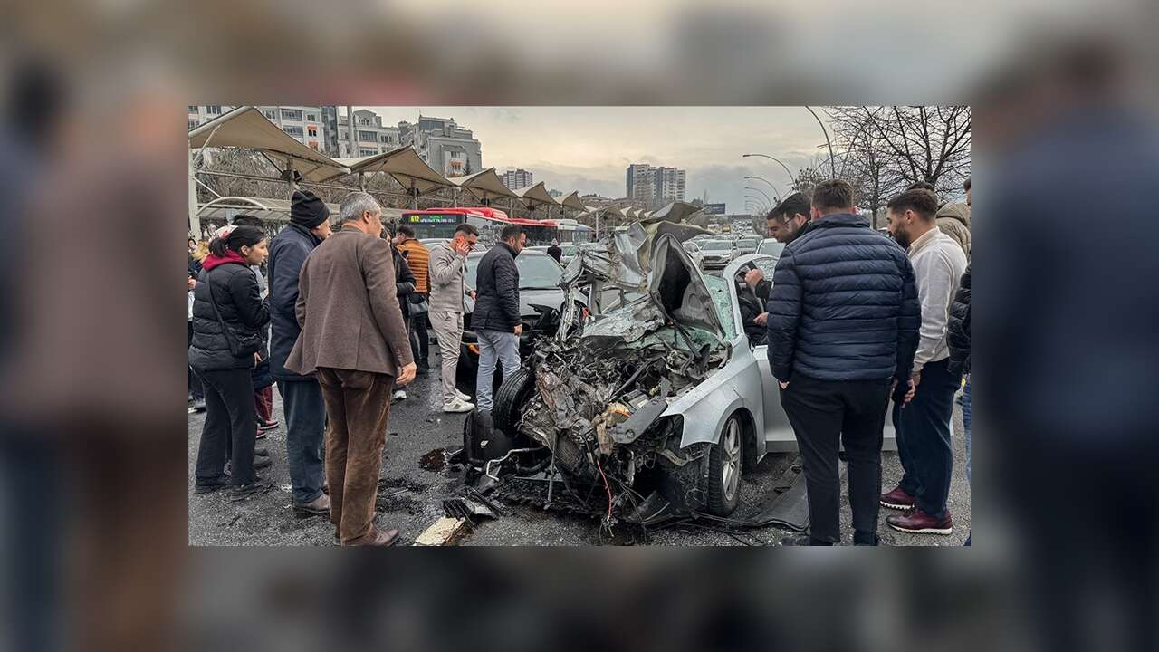Başkentte otomobilin EGO otobüsü ve 2 araca çarptığı kazada 4 kişi yaralandı