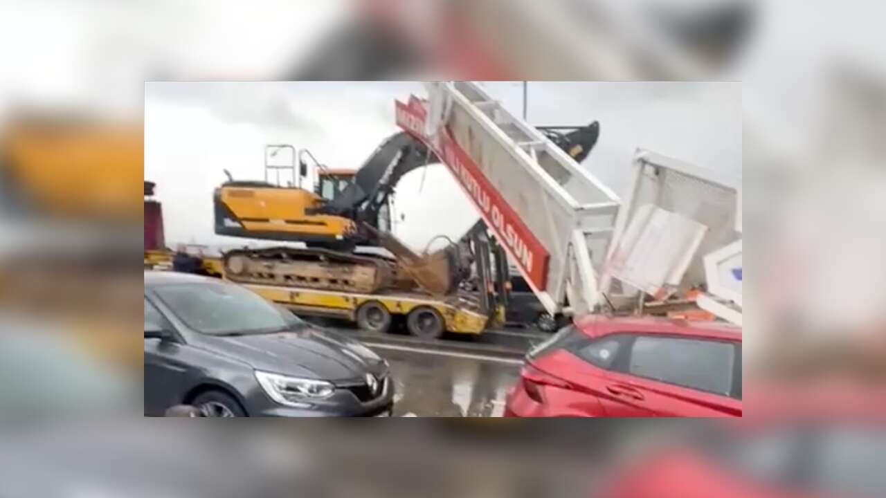 Üsküdar Harem Sahil Yolu kaza nedeniyle trafiğe kapandı