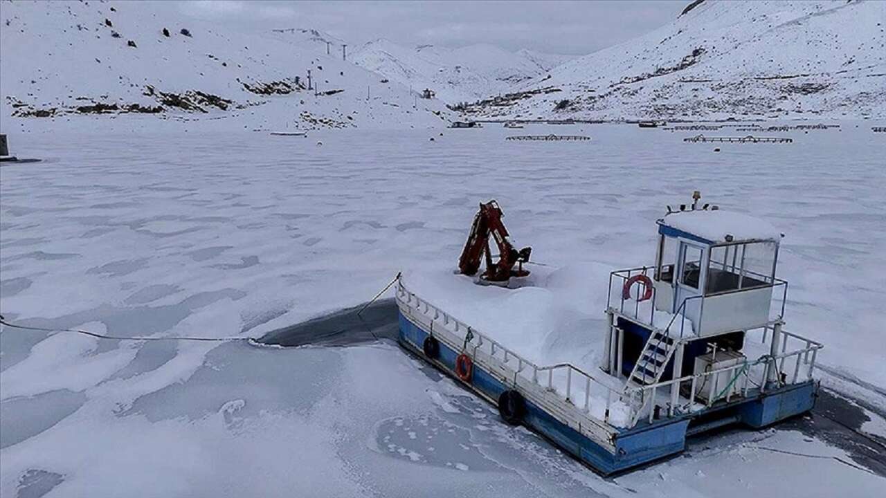 Adıyaman'daki Çat Barajı tamamen dondu