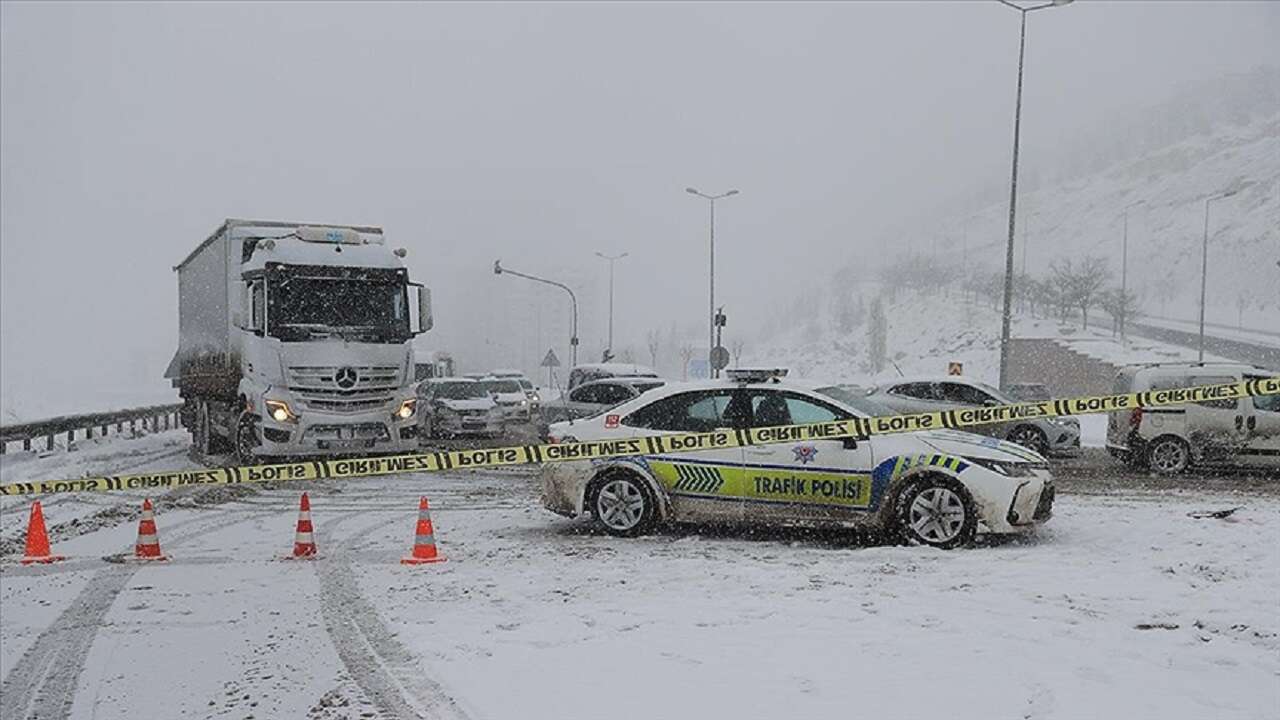 Kayseri-Malatya kara yolu kar ve tipi nedeniyle taşıt trafiğine kapatıldı