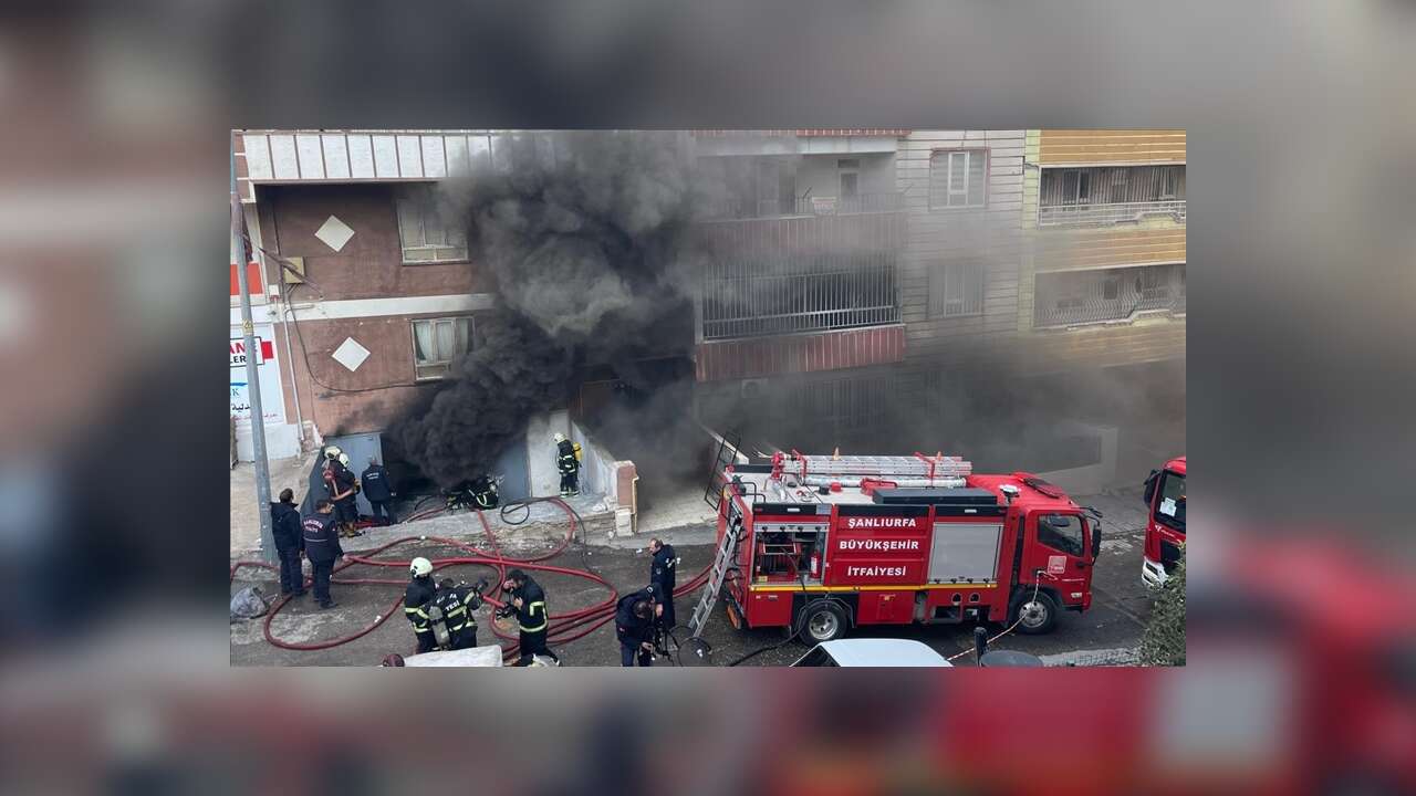 Şanlıurfa'da yatak deposunda çıkan yangına müdahale ediliyor