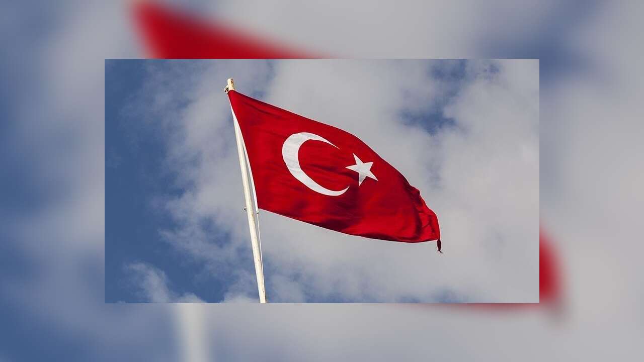 Sınır hattında terör örgütü YPG/SDG yandaşlarının Türk bayrağına saldırısına tepkiler