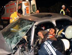 Çelik Bariyer Motordan Girdi, Bagajdan Çıktı: 5 Ağır Yaralı