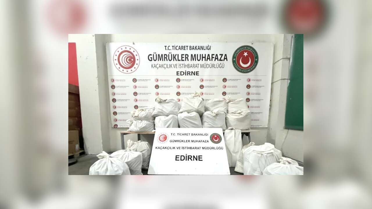 EDİRNE - Kapıkule'de iki otomobilde 20 kilo 812 gram esrar ele geçirildi