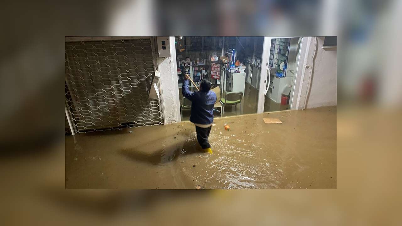 Antalya Serik'te sağanak nedeniyle bazı iş yerlerini su bastı
