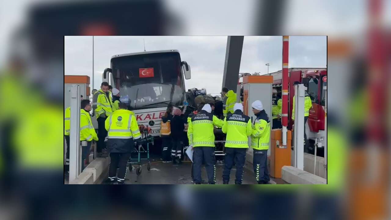 İstanbul'da yolcu otobüsünün çarptığı otomobildeki 2 kişi hayatını kaybetti