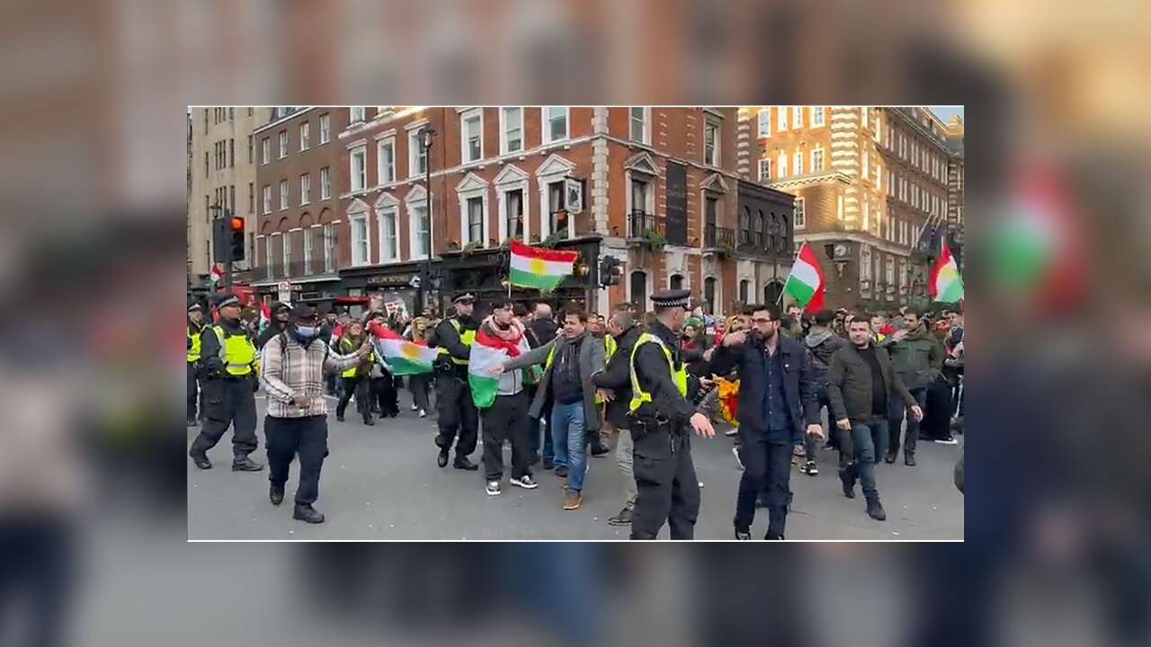 Terör örgütü YPG yandaşları Londra'da vatandaşlara saldırdı