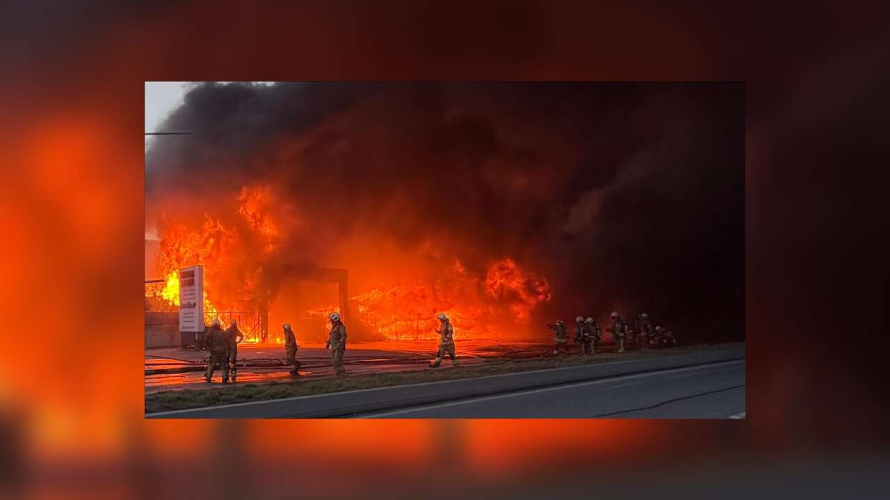 Büyükçekmece'de fabrikanın açık alanındaki yangına itfaiye müdahale ediyor