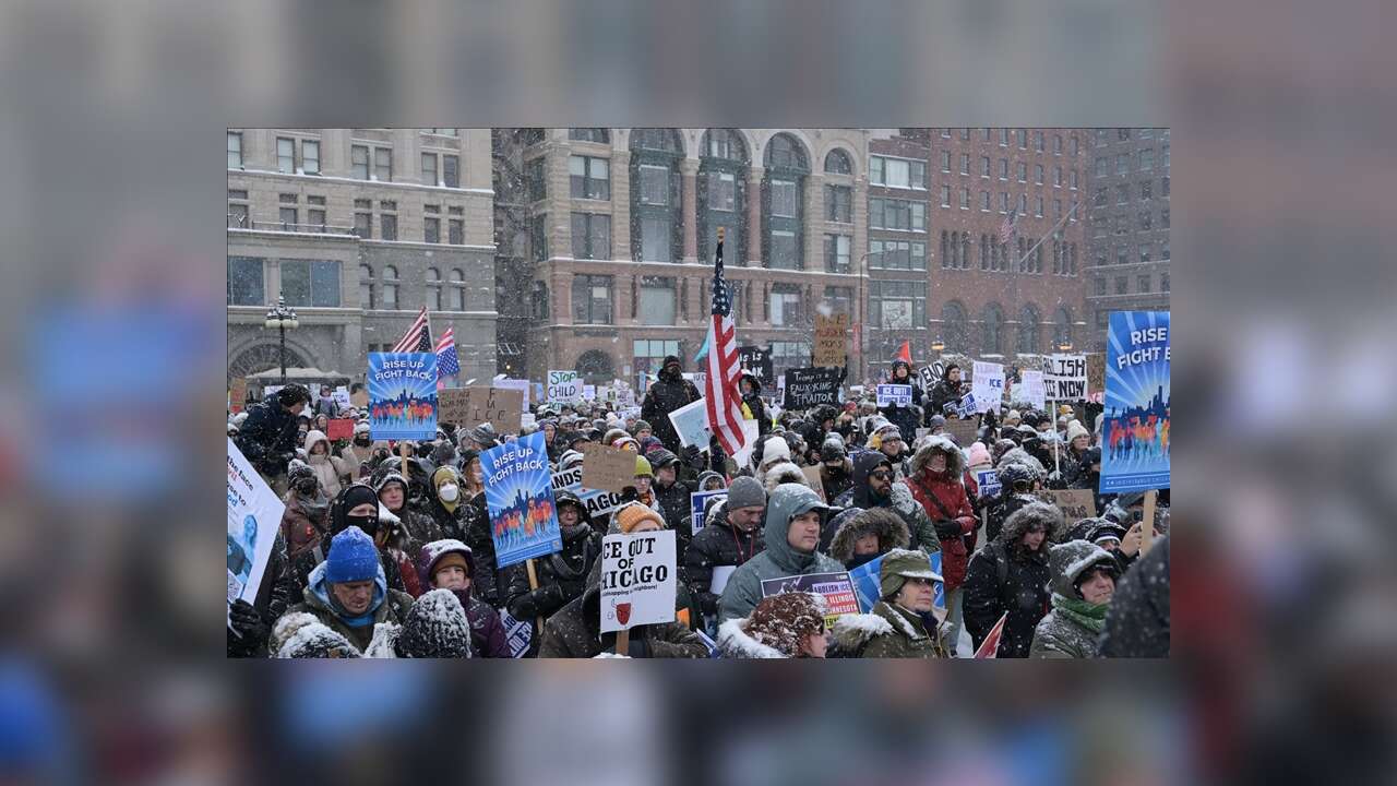 Minnesota'da Pretti'nin ölümünün ardından ICE görevlilerinin kaldığı düşünülen otelin önünde protesto
